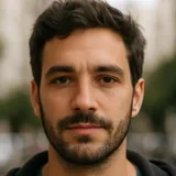 Emanuel Sandi, auteur du guide des stratégies Chicken Road